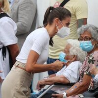 La Reina Letizia hablando con unas ciudadanas desplazadas por la erupción en La Palma