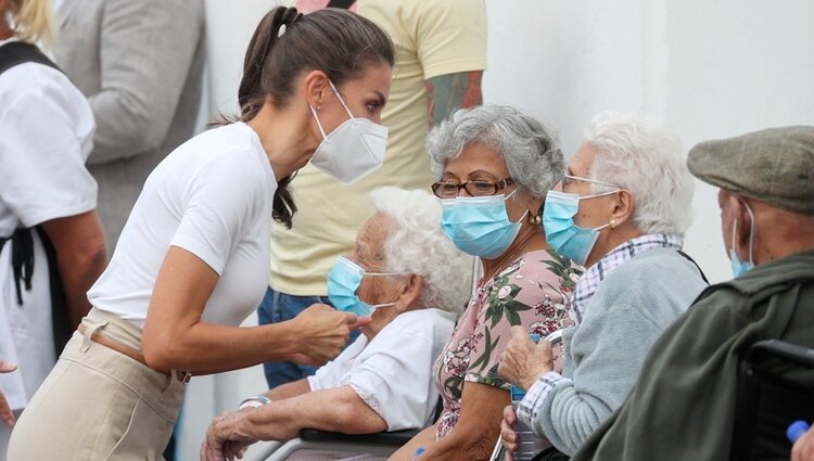 La Reina Letizia hablando con unas ciudadanas desplazadas por la erupción en La Palma