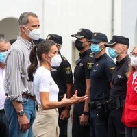 Los Reyes Felipe y Letizia hablando con policías y personal de emergencia en La Palma