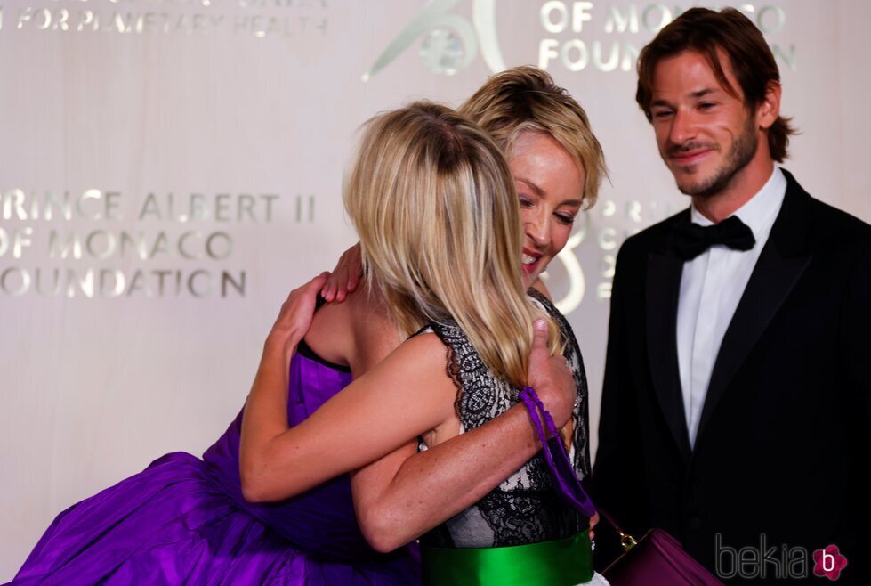 Sharon Stone abraza a Mélanie Laurent en presencia de Gaspard Ulliel en la Gala por la Salud Planetaria de Monte-Carlo 2021