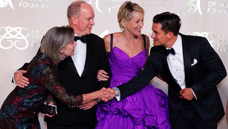 Carolina de Mónaco y Orlando Bloom se saludan en presencia de Alberto de Mónaco y Sharon Stone en la Gala por la Salud Planetaria de Monte-Carlo 2021