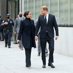El Príncipe Harry y Meghan Markle mirándose con cariño en Nueva York