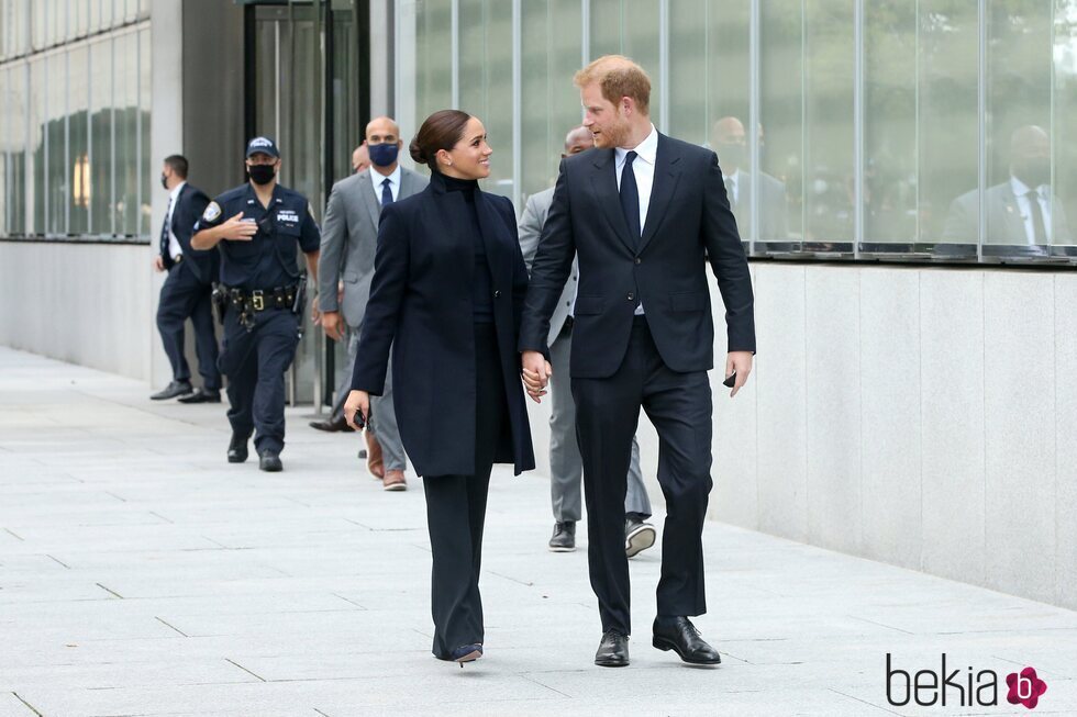 El Príncipe Harry y Meghan Markle mirándose con cariño en Nueva York