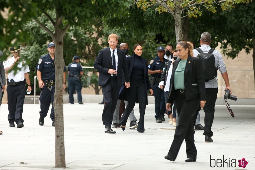 El Príncipe Harry y Meghan Markle con un equipo de seguridad en Nueva York