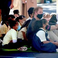 El Príncipe Harry rodeado de niños durante una visita a una escuela de Nueva York
