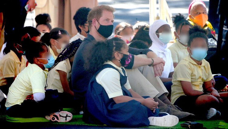 El Príncipe Harry rodeado de niños durante una visita a una escuela de Nueva York