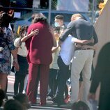 Meghan Markle y el Príncipe Harry abrazando a varios alumnos durante una visita a una escuela de Nueva York