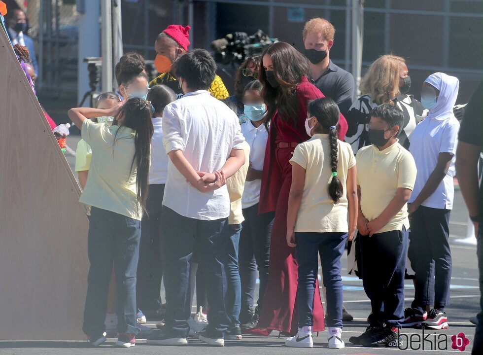 Los Duques de Sussex con varios alumnos durante su visita a una escuela de Nueva York