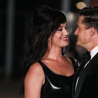 Katy Perry y Orlando Bloom se dedican una tierna mirada en la inauguración del Academy Museum of Motion Pictures