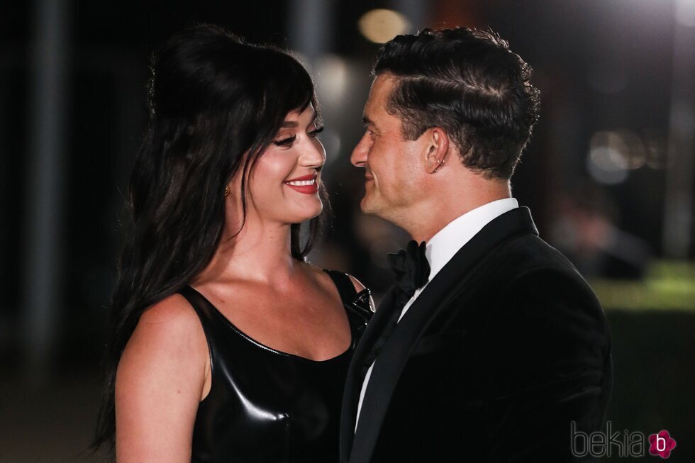 Katy Perry y Orlando Bloom se dedican una tierna mirada en la inauguración del Academy Museum of Motion Pictures