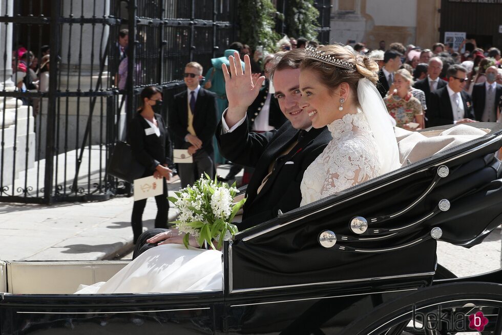 Jaime de Borbón-Dos Sicilias y Lady Charlotte Lindesay-Bethune en un coche de caballos tras su boda