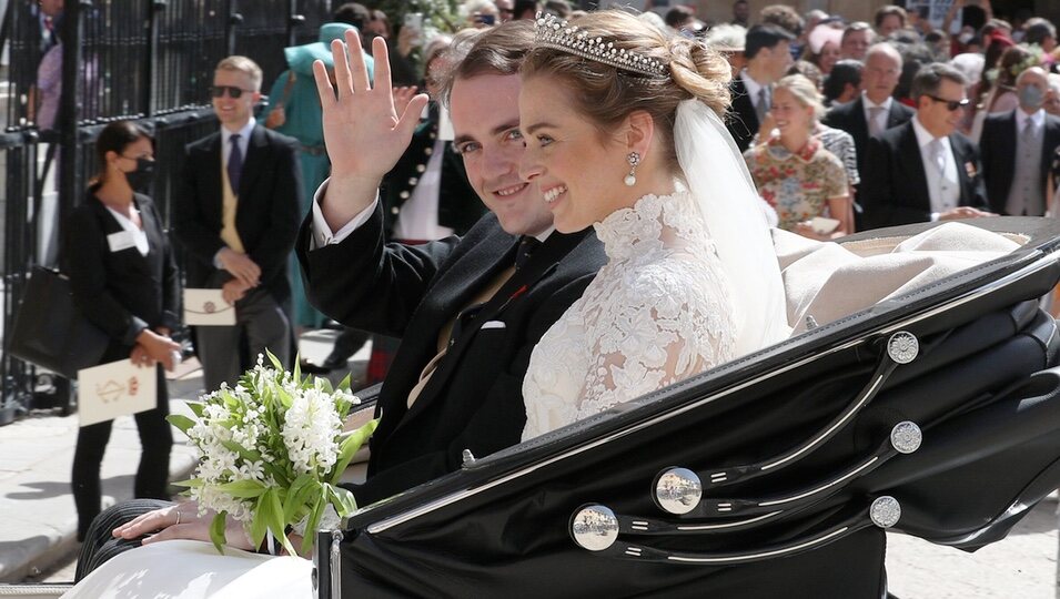 Jaime de Borbón-Dos Sicilias y Lady Charlotte Lindesay-Bethune en un coche de caballos tras su boda