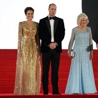 El Príncipe Carlos y Camilla Parker y los Duques de Cambridge en el estreno de 'Sin tiempo para morir'