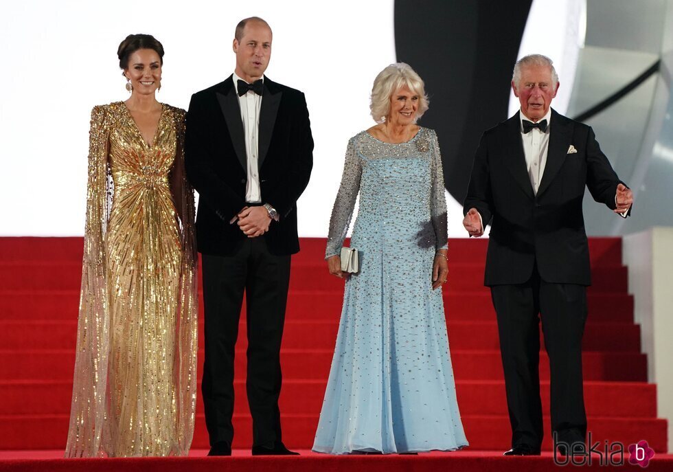 El Príncipe Carlos y Camilla Parker y los Duques de Cambridge en el estreno de 'Sin tiempo para morir'