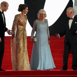 El Príncipe Carlos y Camilla Parker con el Príncipe Guillermo y Kate Middleton en el estreno de 'Sin tiempo para morir'