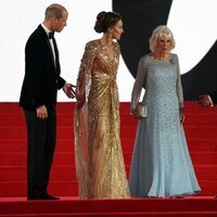 El Príncipe Carlos y Camilla Parker con el Príncipe Guillermo y Kate Middleton en el estreno de 'Sin tiempo para morir'