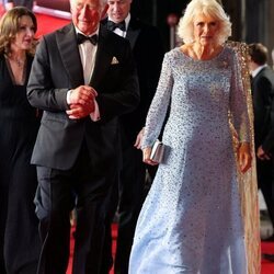 El Príncipe Carlos y Camilla Parker en el estreno de 'Sin tiempo para morir'
