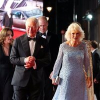 El Príncipe Carlos y Camilla Parker en el estreno de 'Sin tiempo para morir'