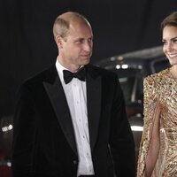 Kate Middleton mira con cariño al Príncipe Guillermo en el estreno de 'Sin tiempo para morir'