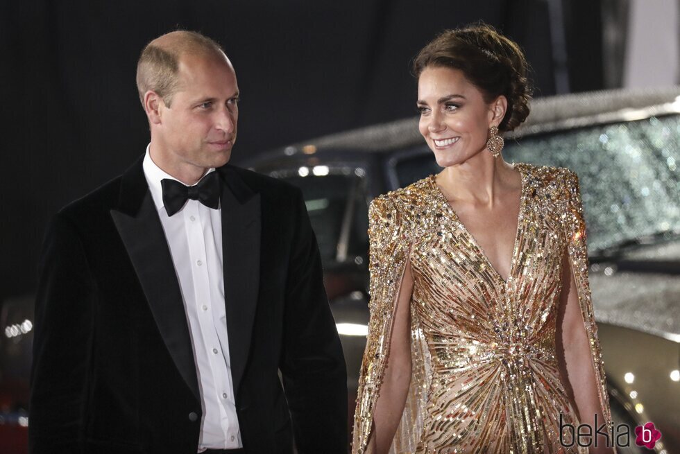Kate Middleton mira con cariño al Príncipe Guillermo en el estreno de 'Sin tiempo para morir'
