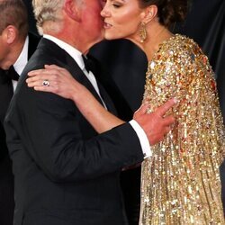 Kate Middleton da un beso al Príncipe Carlos en el estreno de 'Sin tiempo para morir'