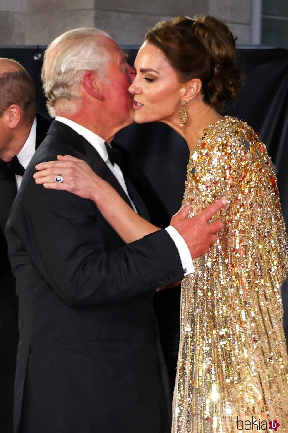 Kate Middleton da un beso al Príncipe Carlos en el estreno de 'Sin tiempo para morir'