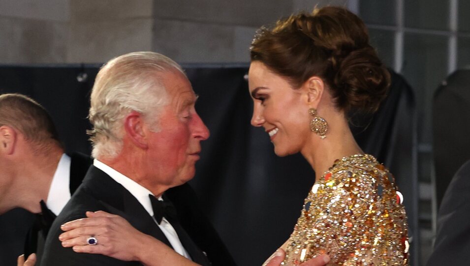 Kate Middleton, muy cariñosa con el Príncipe Carlos en el estreno de 'Sin tiempo para morir'