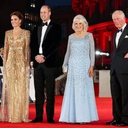 El Príncipe Carlos y Camilla Parker y el Príncipe Guillermo y Kate Middleton en el estreno de 'Sin tiempo para morir'