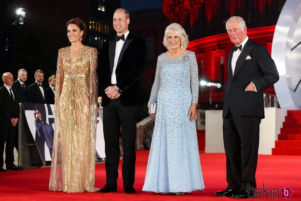 El Príncipe Carlos y Camilla Parker y el Príncipe Guillermo y Kate Middleton en el estreno de 'Sin tiempo para morir'