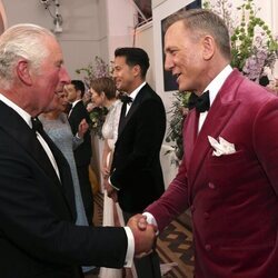 El Príncipe Carlos saluda a Daniel Craig en el estreno de 'Sin tiempo para morir'