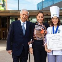 Tamara Falcó con su madre Isabel Preysler, su novio Íñigo Onieva y Mario Vargas Llosa en su graduación como chef