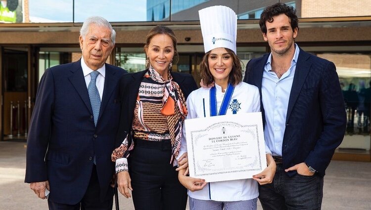 Tamara Falcó con su madre Isabel Preysler, su novio Íñigo Onieva y Mario Vargas Llosa en su graduación como chef