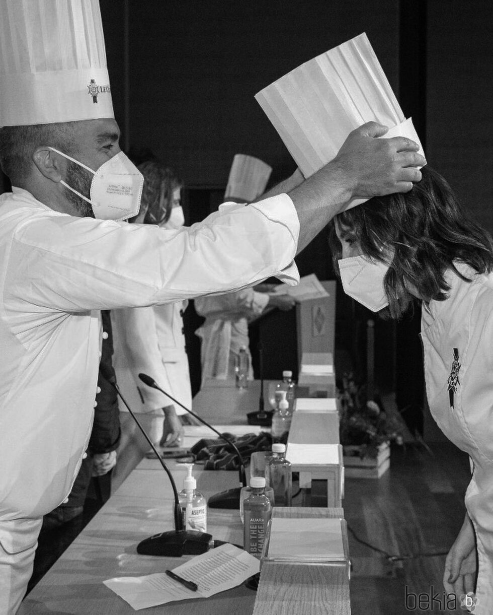 Tamara Falcó graduándose como chef
