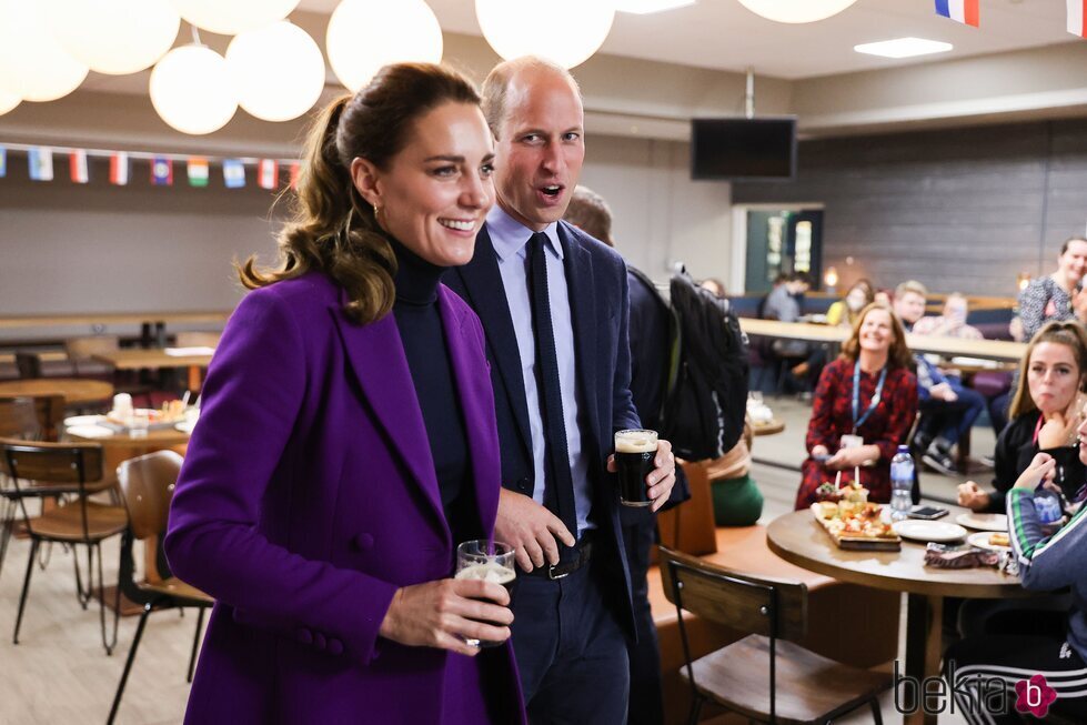 El Príncipe Guillermo y Kate Middleton con unas cervezas en Irlanda del Norte