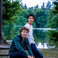 Nicolás y Félix de Dinamarca en un bosque