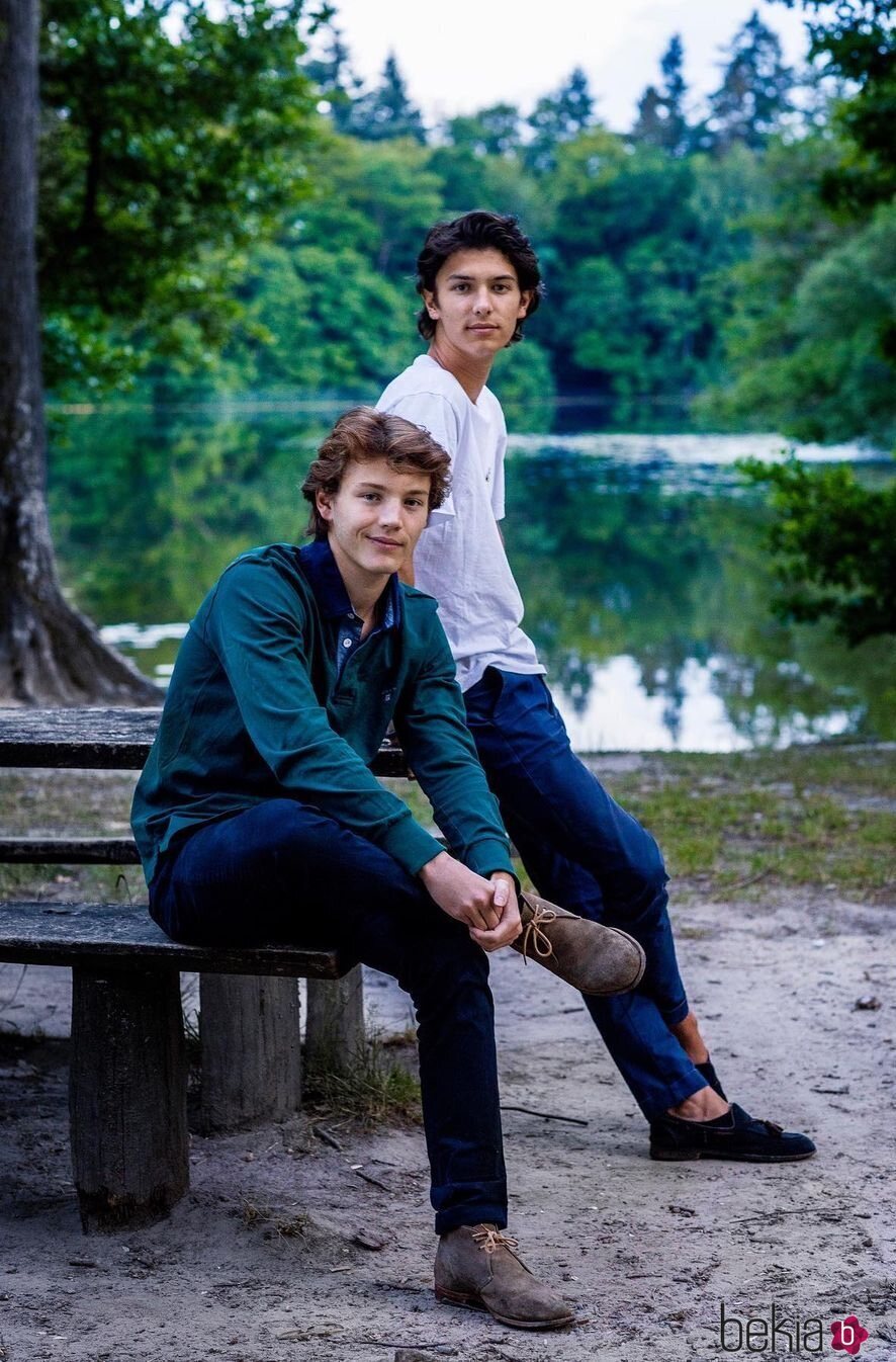 Nicolás y Félix de Dinamarca en un bosque