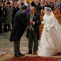 Rebecca Bettarini llega del brazo de su padre a su boda con Jorge Romanov