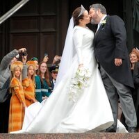 Jorge Romanov y Rebecca Bettarini dándose un beso tras su boda