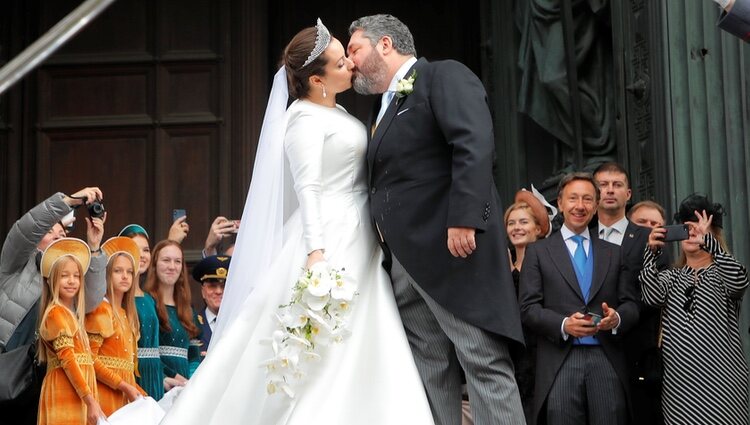 Jorge Romanov y Rebecca Bettarini dándose un beso tras su boda