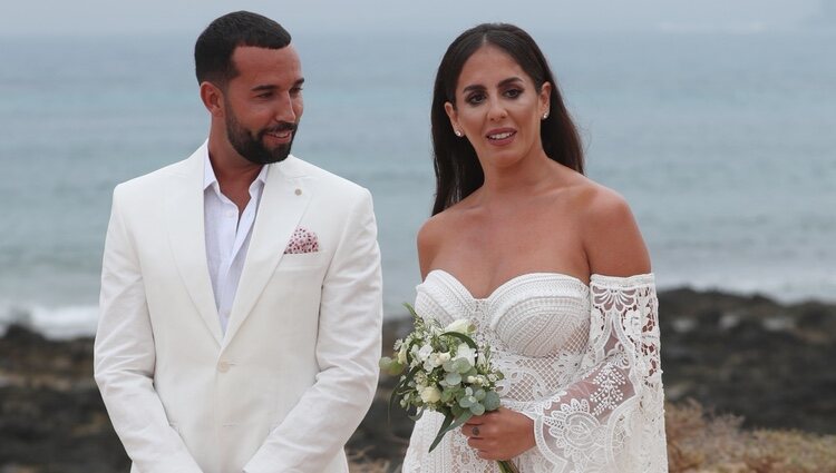 Anabel Pantoja y Omar Sánchez en su boda en La Graciosa