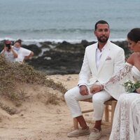 Anabel Pantoja y Omar Sánchez se cogen de las manos en su boda