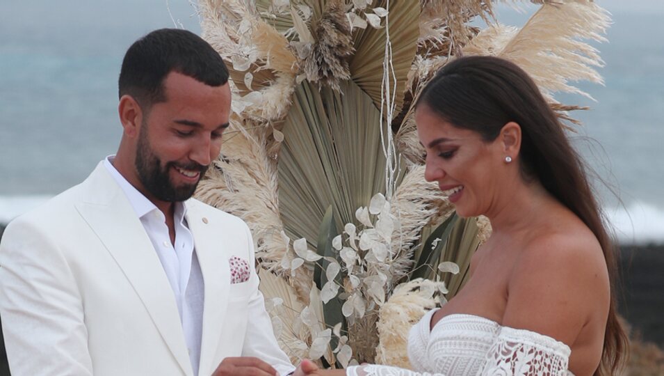 Anabel Pantoja y Omar Sánchez intercambian anillos en su boda