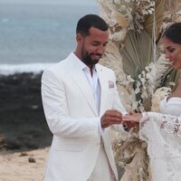 Anabel Pantoja y Omar Sánchez intercambian anillos en su boda