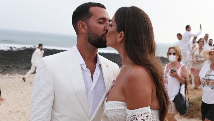Omar Sánchez y Anabel Pantoja se besan tras darse el 'sí, quiero' en La Graciosa