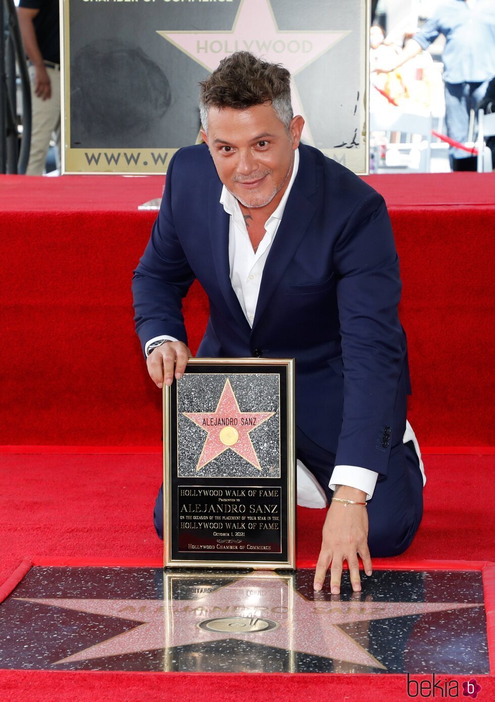 Alejandro Sanz posa con su estrella en el Paseo de la Fama de Hollywood