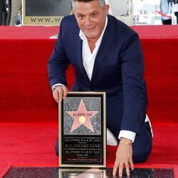 Alejandro Sanz posa con su estrella en el Paseo de la Fama de Hollywood