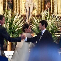 Bertín Osborne y José Entrecanales se saludan durante la boda