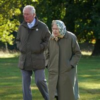 La Reina Isabel y el Príncipe Carlos en un acto para plantar árboles