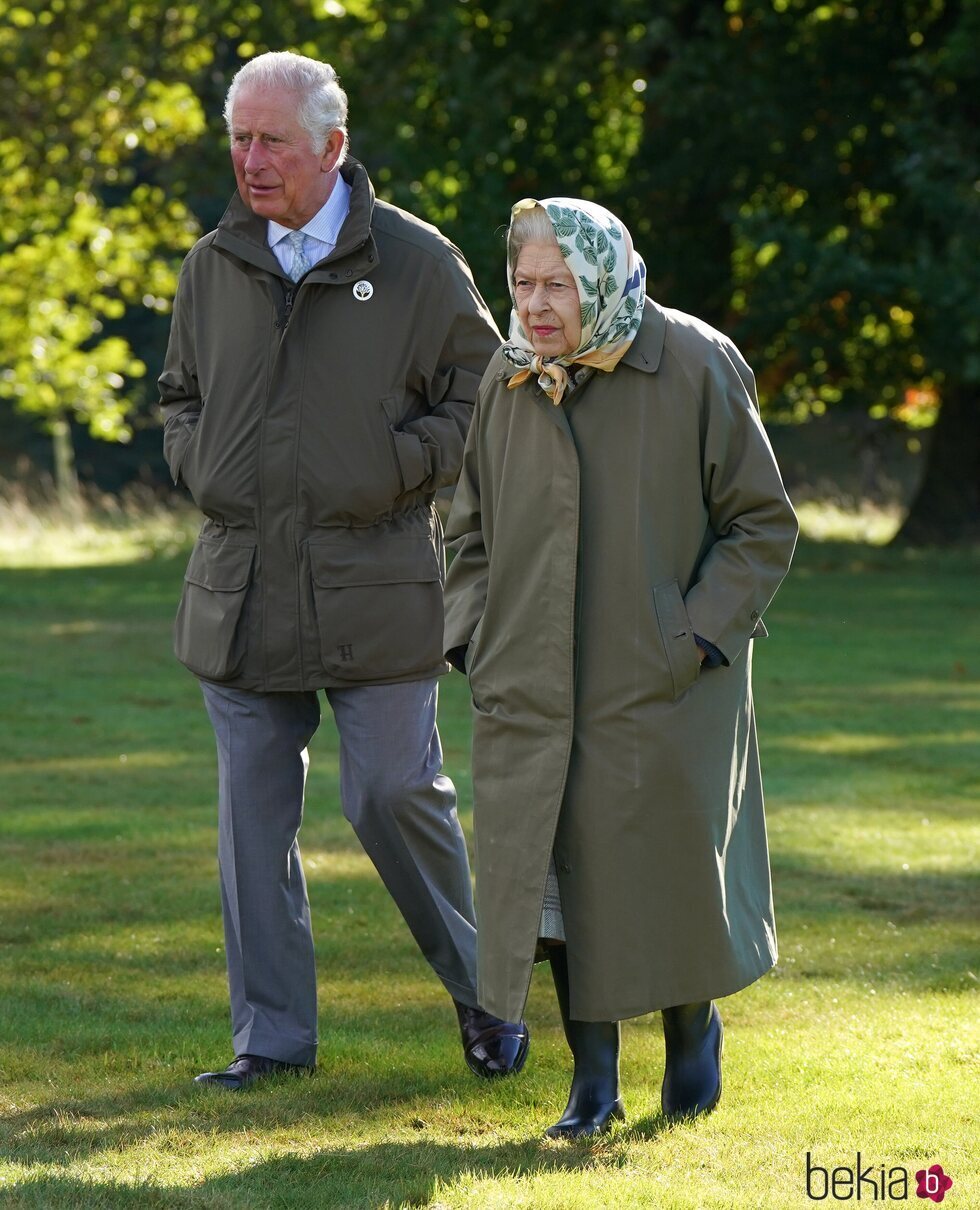 La Reina Isabel y el Príncipe Carlos en un acto para plantar árboles