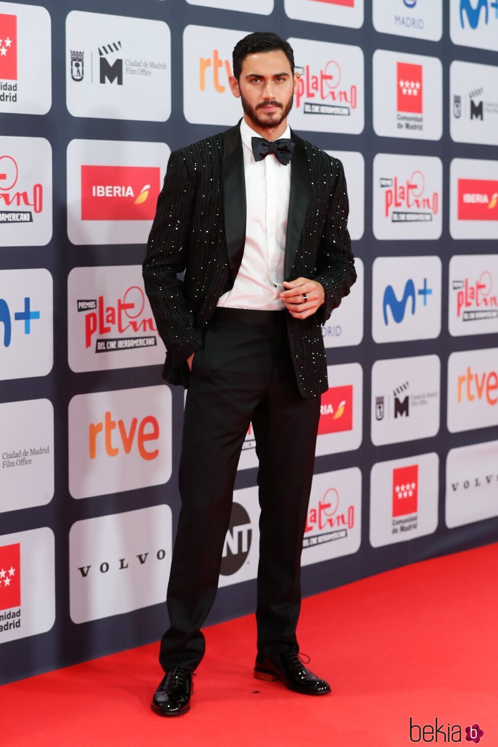 Alejandro Speitzer en la alfombra roja de los Premios Platino 2021